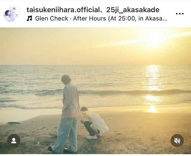 【写真】駒木根葵汰＆新原泰佑、キラキラ輝く海をバックに手を繋ぐ2人