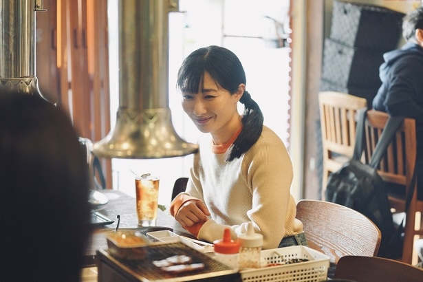 横浜市の野毛にある焼き肉店を訪れたワカコ(武田梨奈)