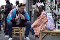 ブレンダン・フレイザー主演映画「レンタル・ファミリー」　新たな場面写真が解禁