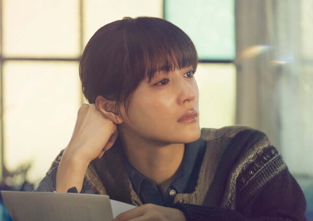 【写真】綾瀬はるか演じる主人公・ナズナの、亡き初恋の彼を想う切ない表情＜人はなぜラブレターを書くのか＞