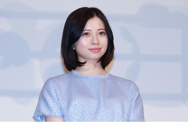 桜田ひより、さまざまな憶測を呼ぶ“謎ポーズ”のオフショットに「何してもかわいい」の声＜ESCAPE＞