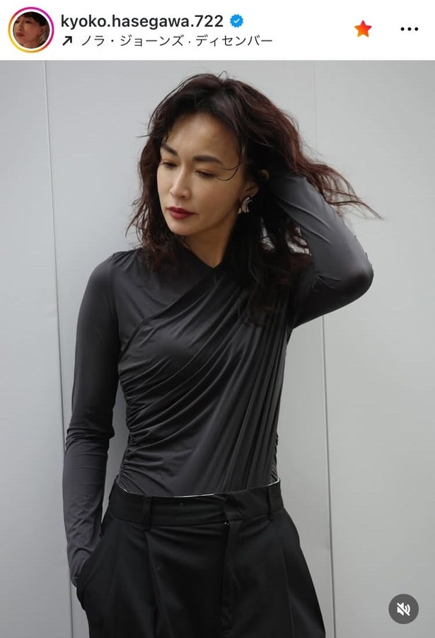 【写真】 長谷川京子、ギャザー入りのフィットしたトップス×パンツの黒セットアップフォト