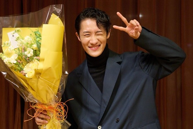 【写真】岩本照、シックな紳士姿×キュートなウインクの“破壊力”＜恋する警護24時 season2＞