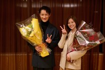 岩本照＆白石麻衣、仲良くピースポーズでクランクアップ「次回作はロンドンへ連れて行って」＜恋する警護24時 season2＞