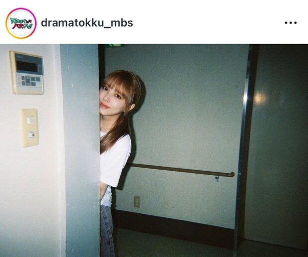 【写真】与田祐希が“ひょっこり”…曲がり角から顔出しする姿がかわいい