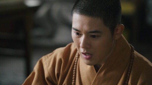 叔母・千秋大后に城を追われ、寺で隠れるように暮らす顕宗(キム・ドンジュン)