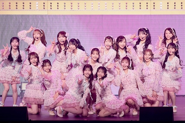 柏木由紀らオリジナルメンバーで「カラコンウインク」をパフォーマンス