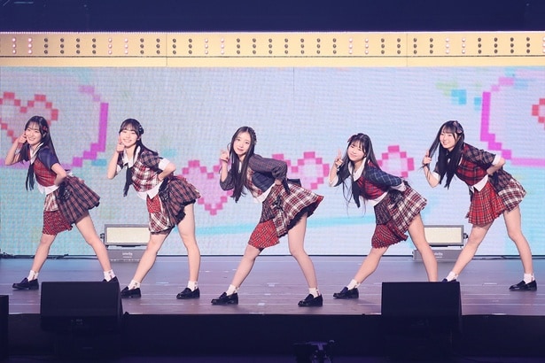 お披露目となった21期研究生が「#好きなんだ」を披露