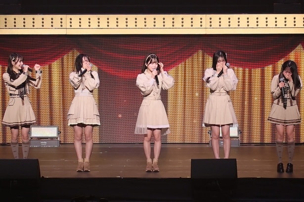 正規メンバーへの昇格をサプライズで知らされ、涙を流す19期生