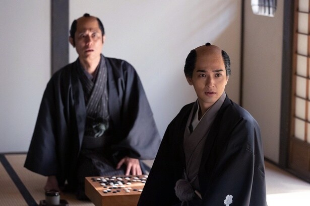 横浜流星“蔦重”は、追い詰められた井上祐貴“定信”らにある策を提言する<べらぼう>