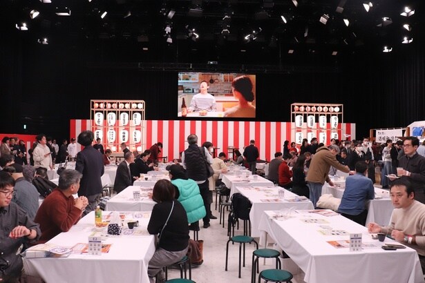 トークショーの最中にも各店舗は営業しており、トークを楽しみつつフードやお酒を楽しめる