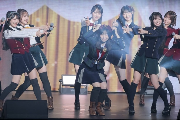 島崎遥香がサプライズ出演して「永遠プレッシャー」を披露