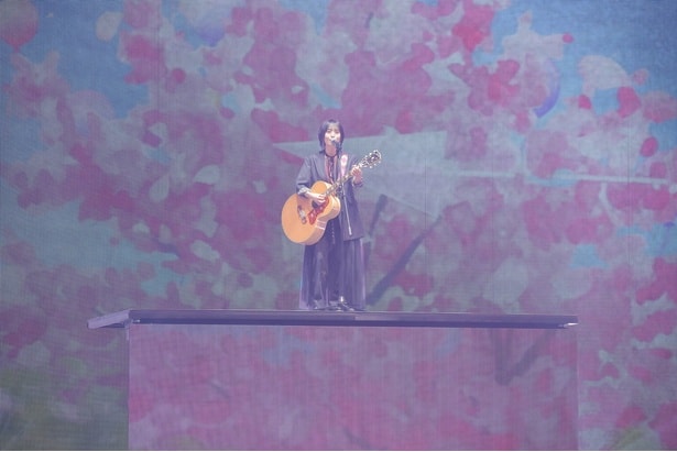 山本彩が「365日の紙飛行機」でギターを生演奏