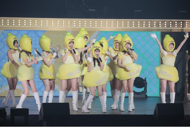 市川美織がAKB48現役メンバーと楽しそうなステージを見せる