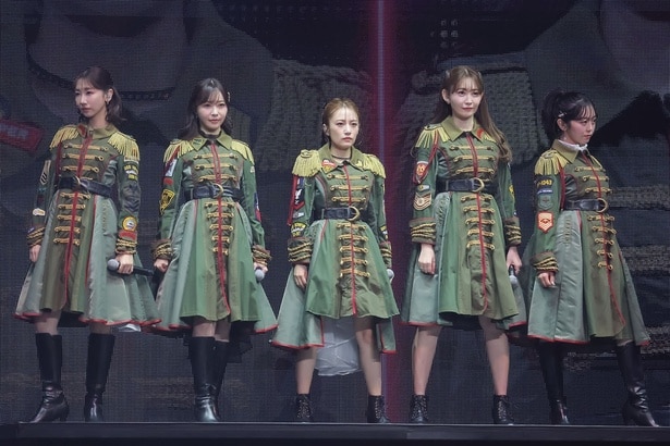 1曲目から高橋みなみ、小嶋陽菜、峯岸みなみ、柏木由紀、指原莉乃が登場