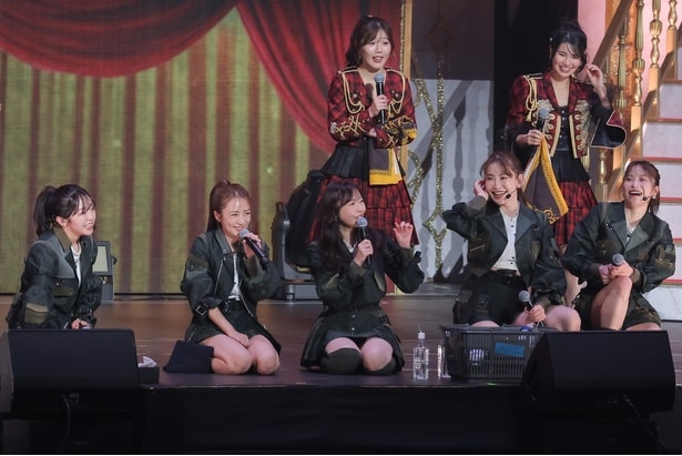 「根も葉もRumor」を終えたOGたちは座り込んで酸素ボンベに手を伸ばした