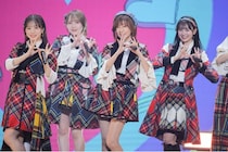 松本伊代がミニスカ衣装でAKB48武道館公演に登場「もう歌えないと思っていた」“お蔵入り”楽曲をパフォーマンス