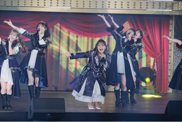 OG全員がステージを降りると野呂佳代が登場し、現役メンバーと「会いたかった」を披露