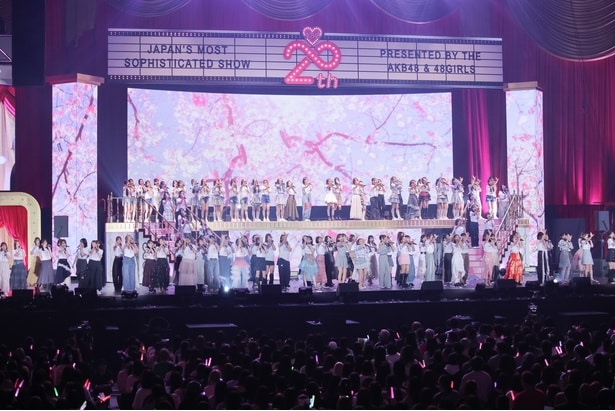 総勢183人で「桜の花びらたち」を歌い上げる