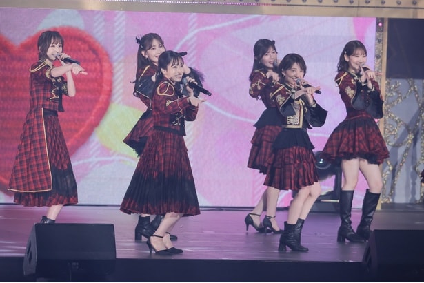 前田敦子と大島優子が並んでパフォーマンス