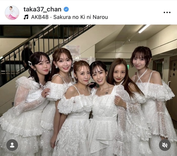 【写真】1期生6人が1曲目から白ドレスで登場「あっちゃんの卒コン思い出した…」の声も