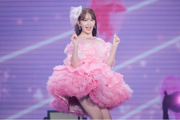 小嶋陽菜が美脚を披露しながら「ハート型ウイルス」を歌唱