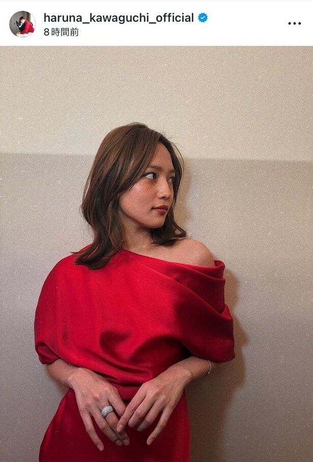 【写真】川口春奈、授賞式の左肩がざっくり開いた赤のワンショルダードレス姿