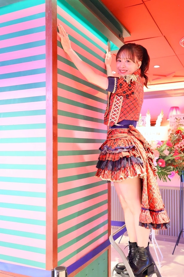 AKB48劇場の柱にテープを加える