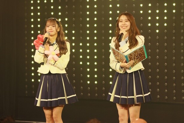 「NMB48 11期研究生お披露目公演」のMCを務めた池田典愛(写真左)と平山真衣