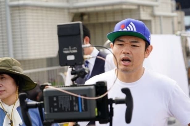 監督・品川ヒロシは自らも脚本として加わり、服部隆とタッグを組む