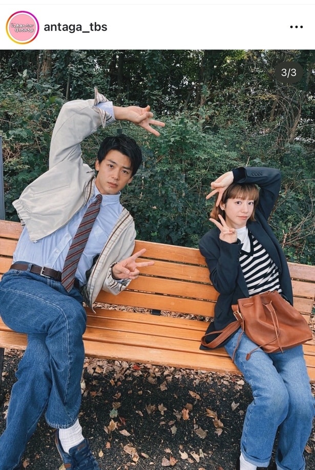 【写真】竹内涼真&夏帆、ベンチに座りピースポーズをするツーショット