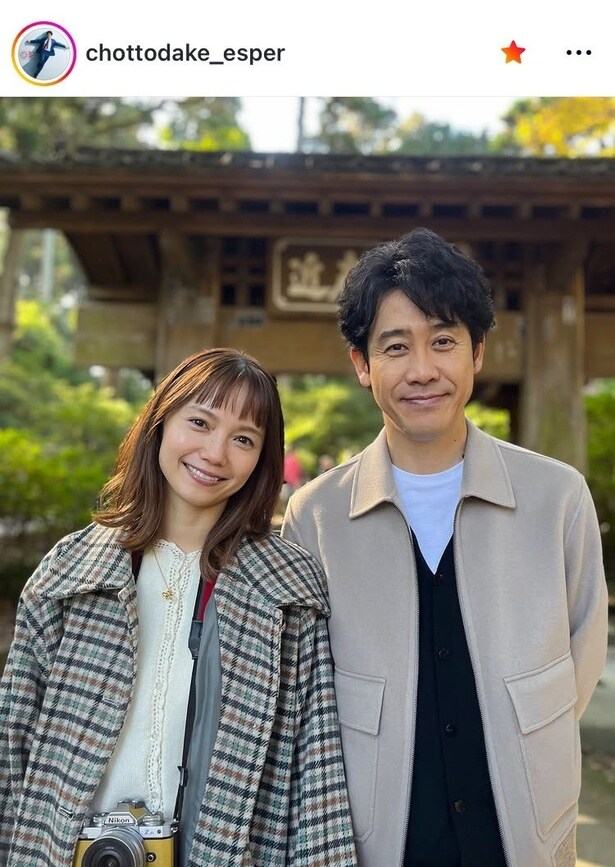 【写真】寄り添う二人…大泉洋&宮崎あおい、仲睦まじく肩寄せ合う2ショット