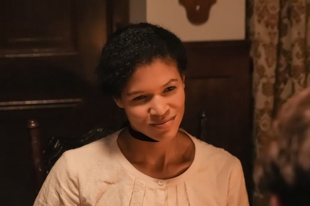 ヘブン(トミー・バストウ)はマーサ(ミーシャ・ブルックス)と人種の壁を乗り越え結婚する