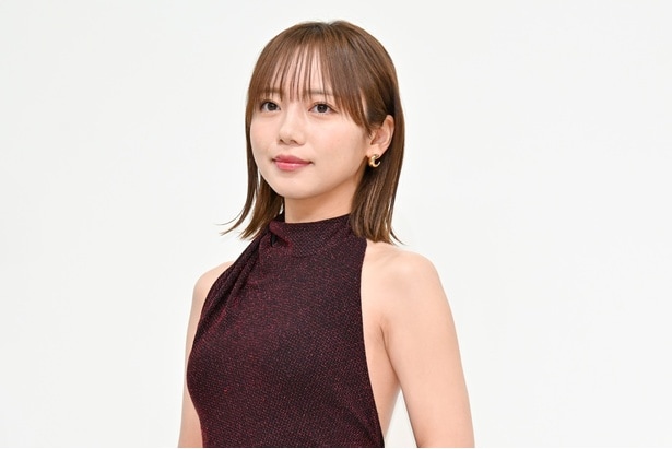 齊藤京子、背中が大きく開いたドレス姿で登場　クリスマスは「毎年、家族と都内のイルミネーションをドライブ」
