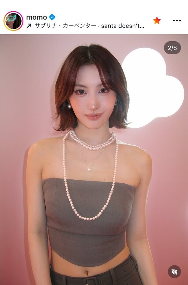【写真】TWICE・モモ、ネックレス＆ベアトップコーデからデコルテとウエストあらわのショット