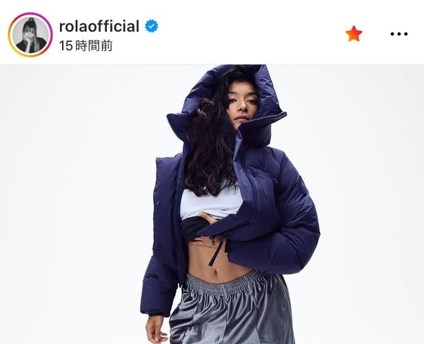 【写真】ローラ、ダウンにトップスを捲り上げ鍛え抜かれた美腹筋&へそ出し姿