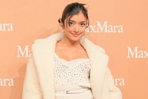 ローラ、ダウンにトップスを捲り上げ鍛え抜かれた美腹筋＆へそ出し姿に「かっこいい」「世界一綺麗」の声