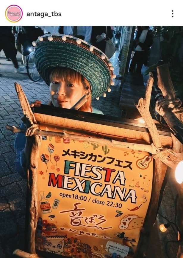 【写真】メキシカンハットをかぶりちょこんと座る姿がかわいい夏帆