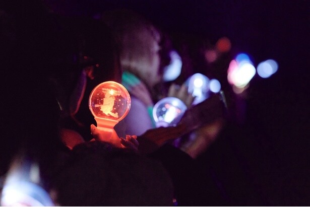 LiLi、生誕“ライブイベント”「I can’t play the guitar 2025」より