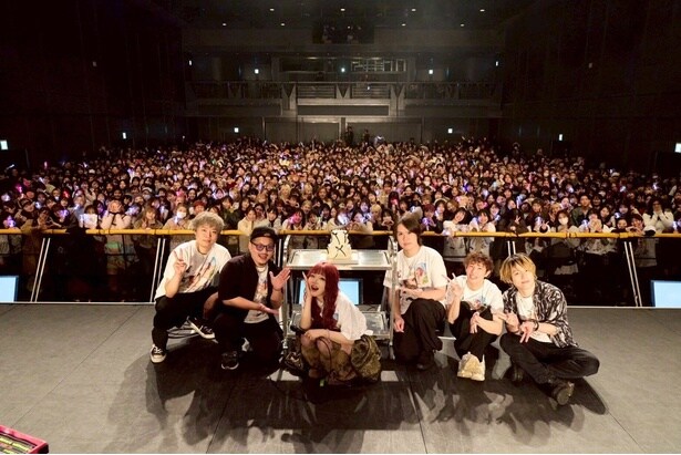  LiLi、生誕“ライブイベント”「I can’t play the guitar 2025」より