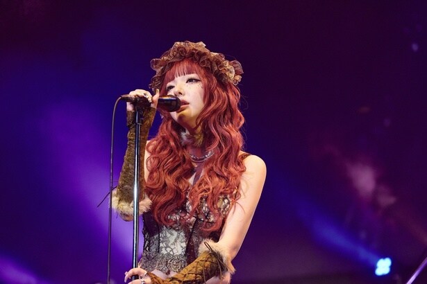 マルチクリエイターLiLi、過去最大規模の生誕“ライブイベント”で見せた「表現者」としての進化＜「I can’t play the guitar 2025」リポート＞