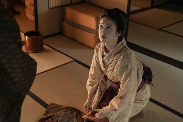 湯たんぽを漬物石で壊そうとするトキ(高石あかり)に、ヘブン(トミー・バストウ)「コワス…ナイ！」