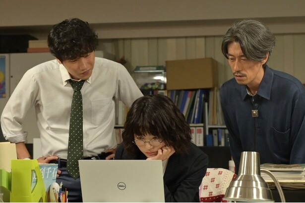 婚活パーティーの膨大な写真データから、サングラス男らしき人物を日向子(奥山)は見つける