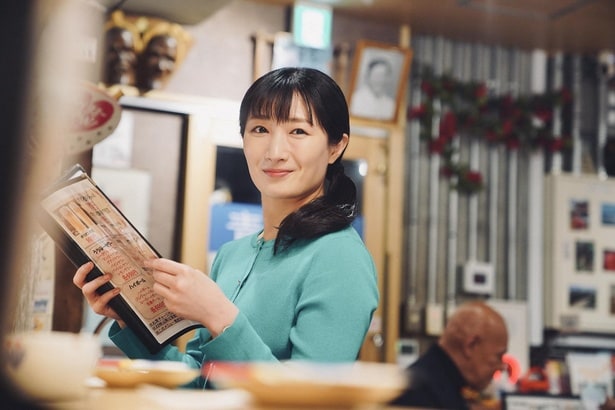 寒い日の仕事帰りに、ワカコ(武田梨奈)は沖縄料理店を訪れた