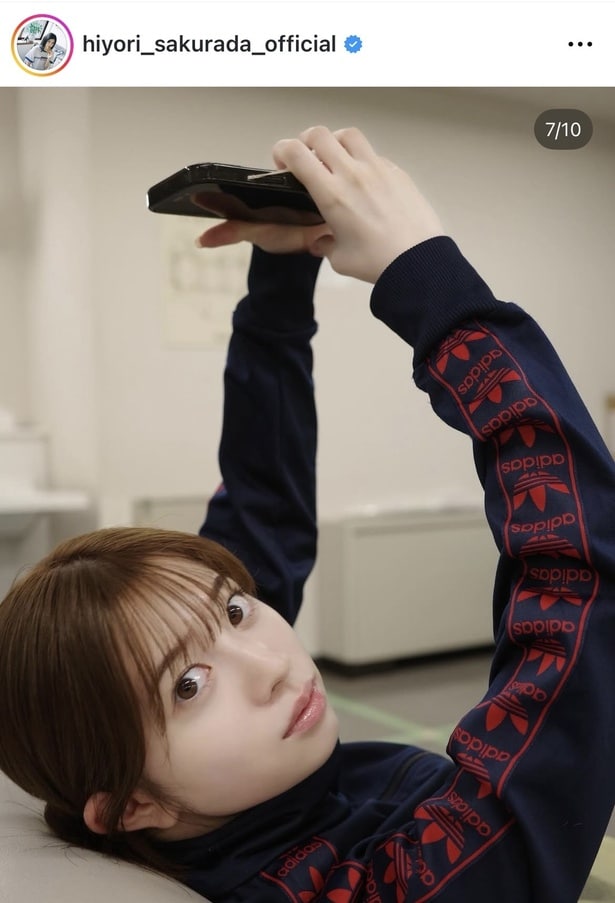  【写真】スマホ見てるだけでもかわいい…上目遣いの不意打ちショット