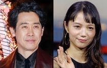 大泉洋＆宮崎あおいの2ショットに「この2人は夫婦に…」とファン切望　しらす丼を前に笑顔＜ちょっとだけエスパー＞