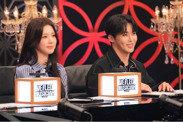 高い歌唱力の歌声に笑顔を見せるペク・グヨンとMIYEON(i-dle)