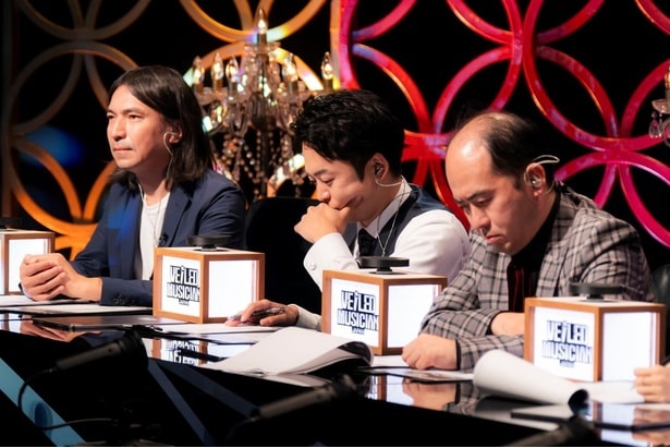 採点に頭を悩ませる審査員たち