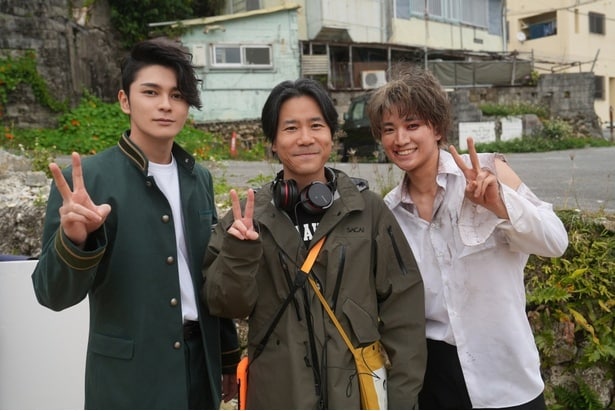 左から眞栄田郷敦、萩原健太郎監督、木戸大聖