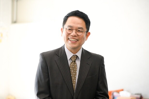 薫(波瑠)を担当する転職エージェント・野口俊彰を演じた津田篤宏